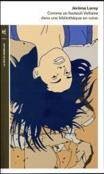 COMME UN FAUTEUIL VOLTAIRE DANS UNE BIBLIOTHEQUE EN RUINE